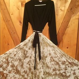 🦄 Lularoe Deanne Gold Foil Wrap Dress XL